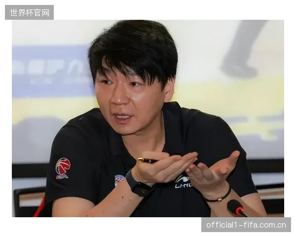 山东队核心内线克里斯在常规赛末段手指受伤，给球队季后赛前景蒙上阴影。